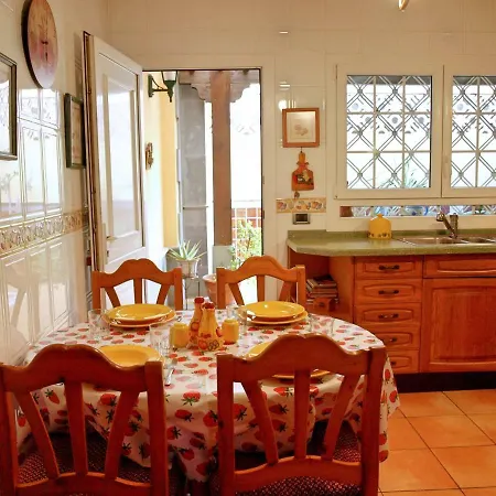 Flatguest - Spacious Holiday home *